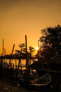 Nehirde gün batımı