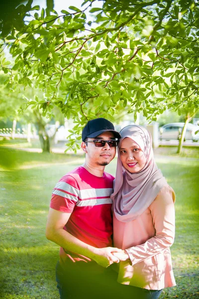 Pasangan Muslim yang menikah berbagi momen romantis yang indah satu sama lain di sebuah taman — Stok Foto