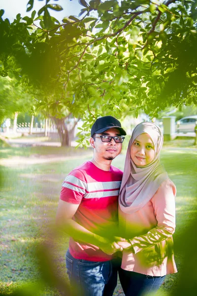 Pasangan Muslim yang menikah berbagi momen romantis yang indah satu sama lain di sebuah taman — Stok Foto