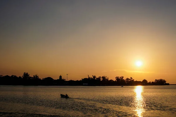 Pôr-do-sol no rio — Fotografia de Stock