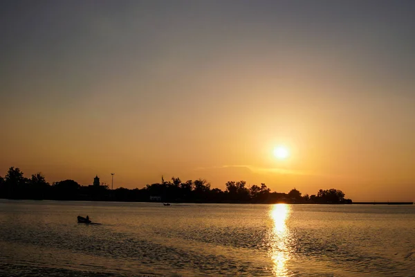 Coucher de soleil sur la rivière — Photo