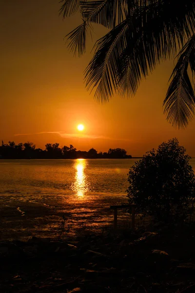 Sonnenuntergang auf dem Fluss — Stockfoto