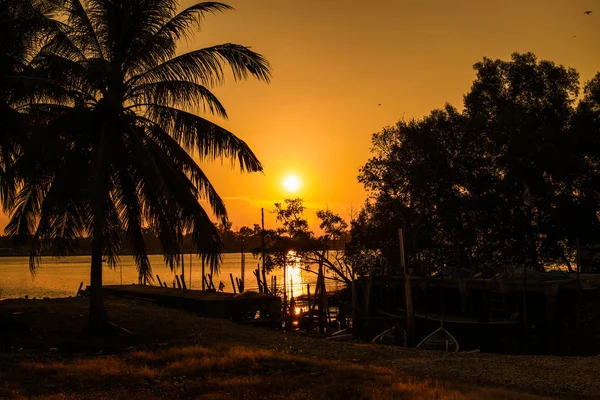 Tramonto sul fiume — Foto Stock