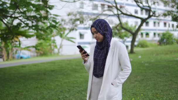 Mooie Aziatische Moslim Vrouw Glimlachen Gelukkig Denken Iets Goed Bij — Stockvideo