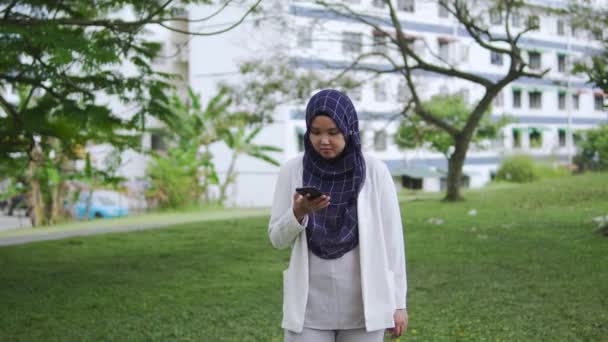 Young Asian Businesswoman Hijab Calling Using Her Smartphone Outdoor Park — ストック動画