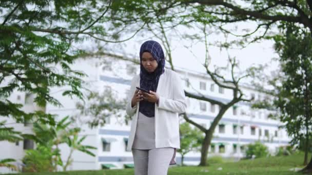 Egy Fiatal Ázsiai Üzletasszony Hidzsábbal Telefonál Okostelefonjával Parkban — Stock videók