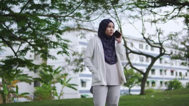 Молода Азійська Бізнесменка Хіджабом Дзвонить Допомогою Свого Смартфона Парку — стокове відео