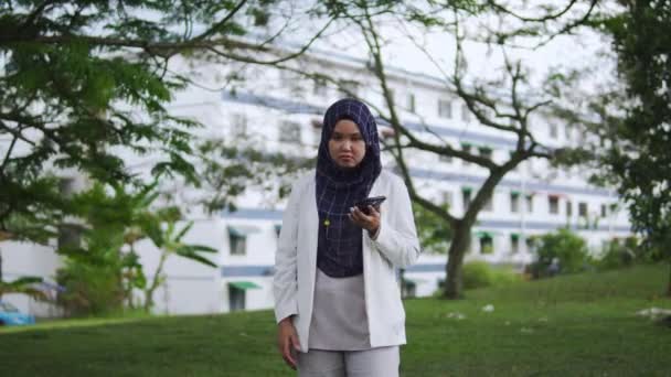 Жінка Азіатського Мусліма Радіє Дізнавшись Добру Новину Телефону — стокове відео