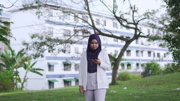 Wanita Muslim Asia Semakin Bersemangat Setelah Menerima Kabar Baik Telepon — Stok Video