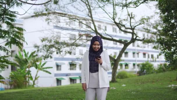 Жінка Азіатського Мусліма Радіє Дізнавшись Добру Новину Телефону — стокове відео