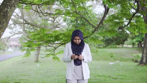 Stressed Young Asian Muslim Businesswoman Using Phone Getting Bad News — ストック動画