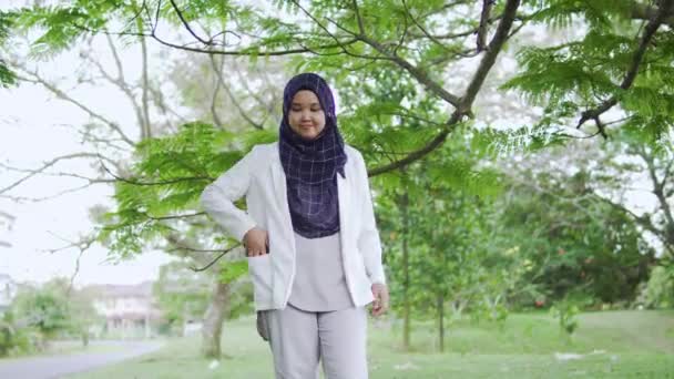Stressed Young Asian Muslim Businesswoman Using Phone Getting Bad News — Stockvideo