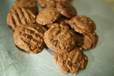 Bir tepsi çikolata kurabiye