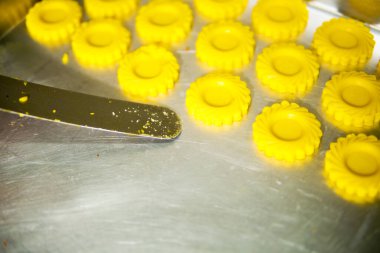 Evde taze hamurdan kurabiye yapıyorum.