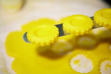 Evde taze hamurdan kurabiye yapıyorum.