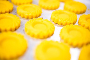 Evde taze hamurdan kurabiye yapıyorum.