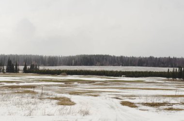 Baharın başında eriyen karlar