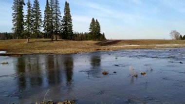 İlkbaharda eriyen su nehirleri
