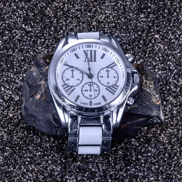 Old mechanical watch lying on a stone. — Stock Photo, Image