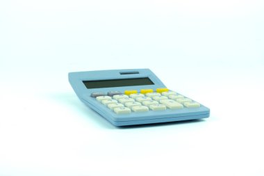 Kırpma yolu ile beyaz arka plan üzerinde izole küçük bir dijital hesap makinesi.