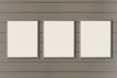 Ahşap duvara izole edilmiş boş üç ahşap çerçeve, eski tarz dekorasyon..