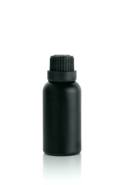 Dikey görünümlü, kesme yolu beyaz zemin üzerinde izole edilmiş boş siyah yağ şişesi.