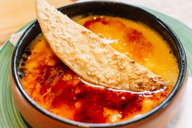 Seramik tabakta geleneksel Katalan kremalı brulee. Tipik İspanyol tatlısı..