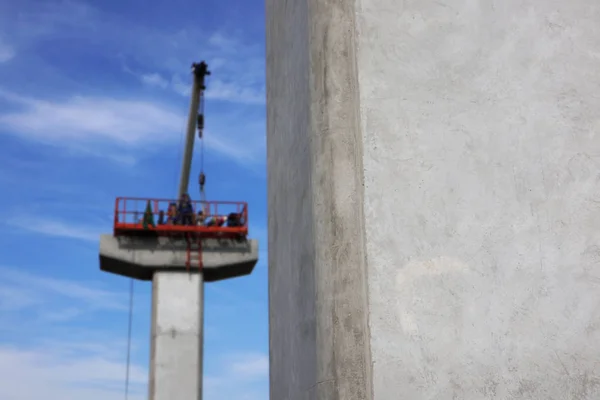 Colonna di cemento di Sky Train con sfocatura Lavori di costruzione Backgr — Foto Stock
