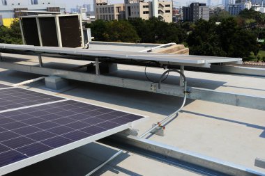 Beton Çatı Güvertesinde Elektrik Kanalı Kurulumlu Güneş PV Sistemi