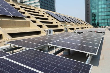Beton Çatı Önü Görünümünde Güneş PV Sistemi