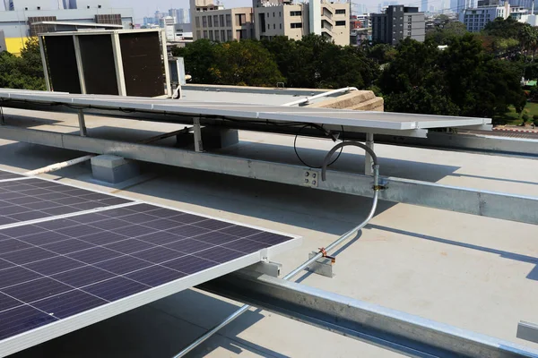 Sistema Solar Fotovoltaico Plataforma Telhado Concreto Com Instalação Condutas Elétricas — Fotografia de Stock