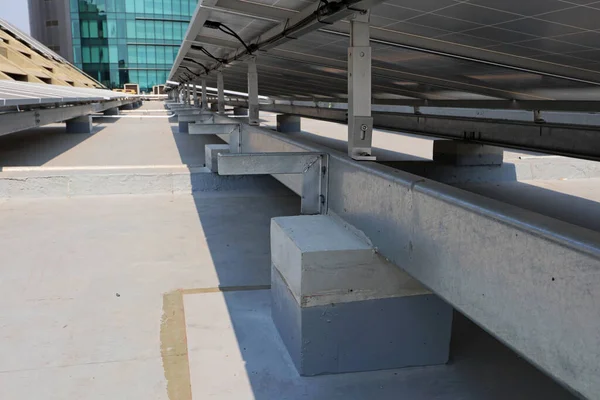Sistema Solar Fotovoltaico Vista Traseira Plataforma Telhado Concreto — Fotografia de Stock