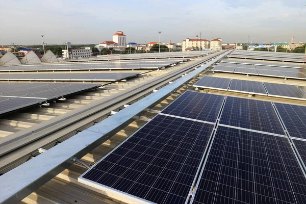 Telhados Solares Fotovoltaicos Com Fundo Cidade Pista Cabo — Fotografia de Stock