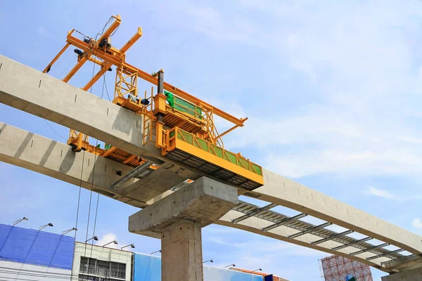 Máquina Elevação Móvel Trabalhando Vigas Concreto Para Trem Céu Construção — Fotografia de Stock