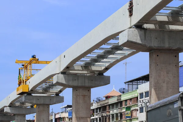 移動式ホイストによる建設中のスカイトレインのコンクリート梁と柱作業 — ストック写真