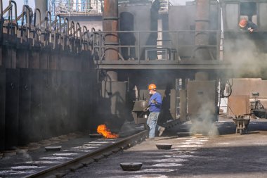 Kola fırın kömür ile şarj pil tavanda çalışır