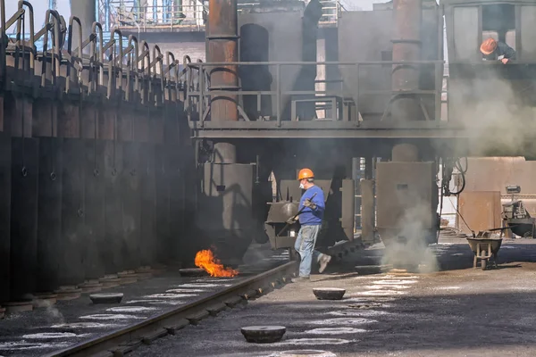 Коксовый завод. Коксовая батарея алтай кокс. Коксохим магнитогорск печи. Газовщик коксовых печей. Евраз нмтк копсовые батареи.