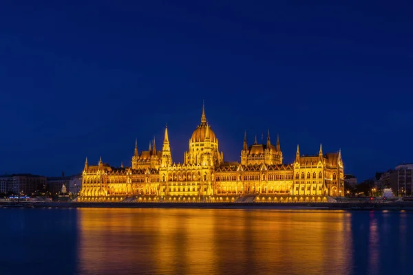 Parlamento ungherese illuminato sul Danubio — Foto Stock