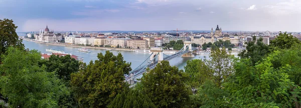 Panoramatický přehled Budapešti od řetězového mostu k mostu Margaret s budova parlamentu — Stock fotografie
