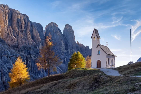 Bergkapelle im Grödner Joch bei Sonnenuntergang — Stockfoto