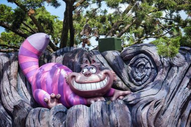 Cheshire Kedisi ağaç üzerinde yayılmış