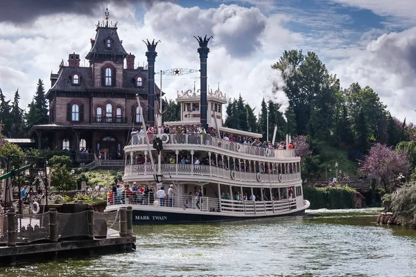 Stoomboot op de Mississippi rivier en de Phantom Manor — Stockfoto