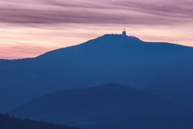 Beskydy - alacakaranlıkta Lysa hora (kel Dağı) en yüksek dağı