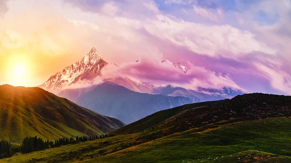 Dağ vadisi manzarası. Peri masalı günbatımı karlı dağ tepelerinde, dağların şaşırtıcı doğası, dağlarda sonbahar. Seyahat, turizm. Doğanın güzel arkaplan resmi