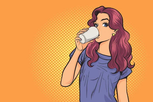 Hayat tarzında güzel bir kadın içki içiyor.