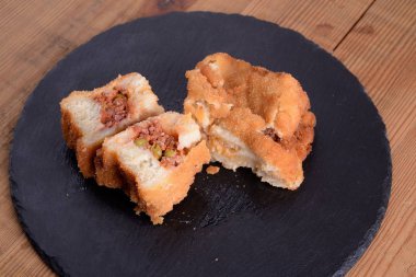 Kıyma şişiyle doldurulmuş et.