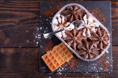 Sütlü çikolatalı dondurma, siyah ve beyaz.