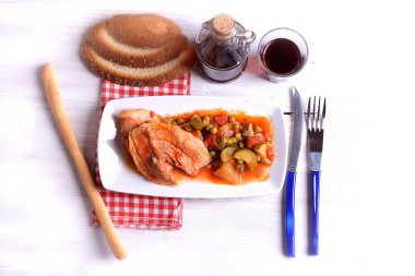 Domates soslu domuz yahnisi patates ve kabak bezelyesi.