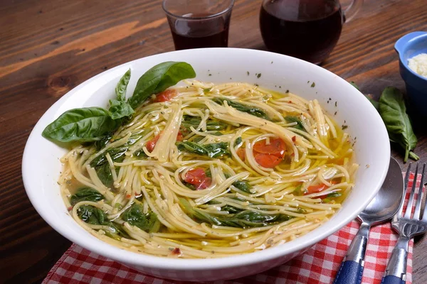 Kirazlı domates ve pecorino ile bir tabak çorba. Telifsiz Stok Imajlar