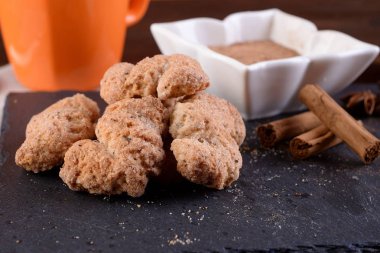 Tarçınlı bisküvi ve çikolatalı kahvaltı.